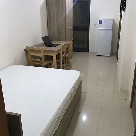 Studio Penthouse Near Valletta Apartmán